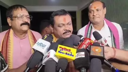 ବଲାଙ୍ଗୀର: ବନଖଣ୍ଡ ଅଧିକାରୀଙ୍କ କାର୍ଯ୍ୟାଳୟ ସ୍ଥିତ ସମ୍ମିଳନୀ କକ୍ଷରେ ସମୀକ୍ଷା ବୈଠକ କରି ପ୍ରତିକ୍ରିୟା ରଖିଲେ ବିଧାୟକ ଲକ୍ଷ୍ମଣ ବାଗ