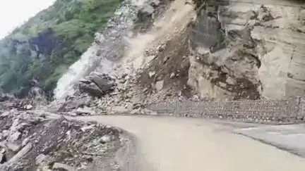 धारचूला: लिपुलेख सड़क पर चेतलकोट के पास भारी भूस्खलन का लाइव वीडियो आया सामने, पहाड़ भरभरा कर गिरा