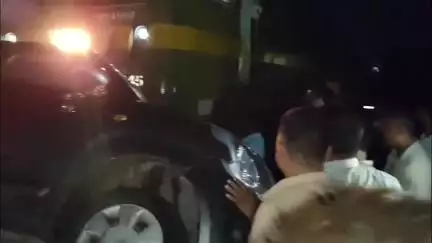मारुति नगर रेलवे क्रॉसिंग पर मालगाड़ी की चपेट में आई कार, बाल-बाल बचे सवार, मौके पर पहुंची आरपीएफ