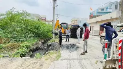 जैतारण में नगर पालिका के चेयरमैन रामस्वरूप भाटी ने नालों की सफाई कार्य का किया मौका निरीक्षण