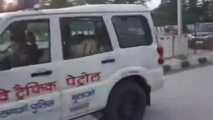 रुद्रपुर: नैनीताल रोड पर फ्लाईओवर के सर्विस लेन में डंपर ने बाइक को मारी टक्कर, एक युवक की मौत व दूसरा घायल