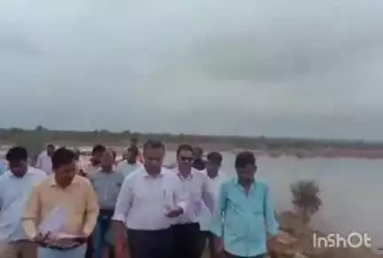 अटरू: बाराँ जिला कलेक्टर ने ट्रैक्टर में बैठकर बाढ़ पीड़ितों का हाल जाना, अधिकारियों को दिए निर्देश