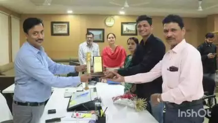 ग्यारसपुर: अटारी खेजड़ा गांव के युवा को वायु सेना में फ्लाइंग ऑफिसर बनने पर कलेक्टर ने दी बधाई