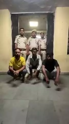 कोटा शहर पुलिस थाना महावीर नगर की टीम द्वारा युवक पर चाकू से जानलेवा हमला करने वाले तीन मुल्जिम गिरफ्तार व घटना में प्रयुक्त कार बरामद की गई।

।कोटा शहर पुलिस सदैव आपकी सेवा में तत्पर।