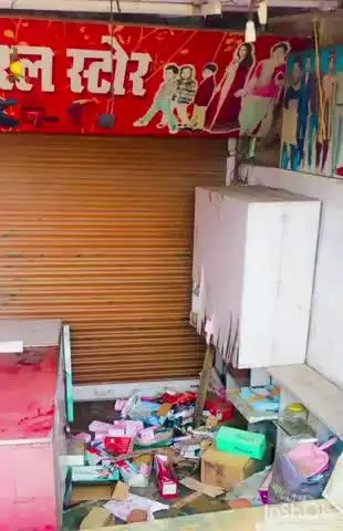 मेहदावल: नाथनगर तिराहा स्थित एक दुकान के कपाट का ताला तोड़कर हुई भीषण चोरी