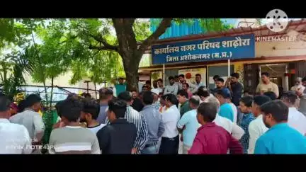 शाढ़ौरा: सफाई कर्मचारियों की हड़ताल 5वें दिन समाप्त, ₹2200 वेतन वृद्धि पर समझौता