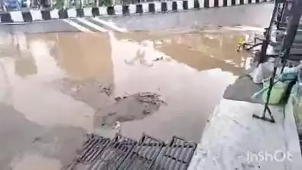 डेरा गोपीपुर: हनुमान चौक पर भारी बारिश के कारण सड़क पर जमा हुआ पानी, दुकानदारों को हो रही समस्या
