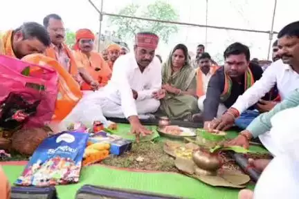कवर्धा: घुघरीकला में ₹19 लाख की लागत से बनने वाले योगी नाथ समाज के सामुदायिक भवन का जिला पंचायत अध्यक्ष ने किया भूमिपूजन