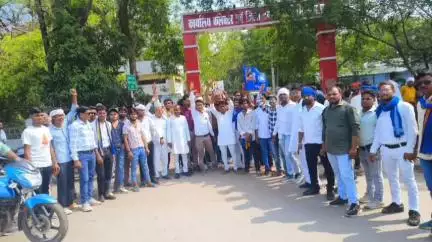 लहार: दबोह में गोरा बायपास पर ज्योतिबा फुले की मूर्ति तोड़े जाने के विरोध में निकाली गई सम्मान यात्रा