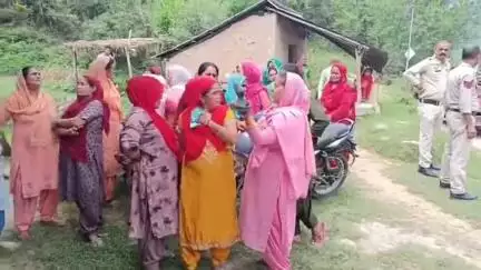 झंडूता: बरड गांव में शराब के ठेके के विरोध में ग्रामीणों ने किया जोरदार प्रदर्शन, SDM को सौंपा ज्ञापन