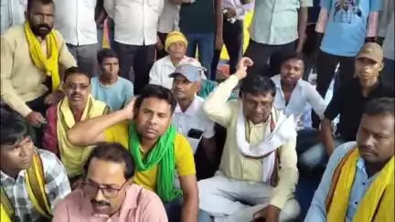 चंदनकियारी: JLKM ने चंदनकियारी प्रखंड कार्यालय में बीडीओ व सीओ के खिलाफ प्रदर्शन कर की नारेबाजी