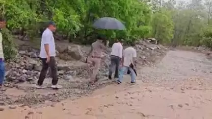 पूर्णागिरि: जिलाधिकारी ने टनकपुर क्षेत्र के आपदा संभावित क्षेत्रों का किया स्थलीय निरीक्षण, संबंधित विभागों को दिए सख्त निर्देश