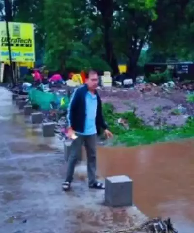 अलीराजपुर: चंद्रशेखर आजादनगर में बारिश से नाले उफान पर, एसडीएम की अपील- पुलियों पर पानी हो तो आवागमन न करें
