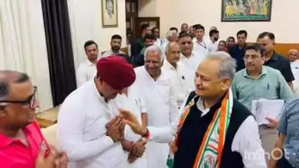 लोहावट: लोहावट विधानसभा क्षेत्र से पूर्व विधायक किसनाराम विश्नोई ने प्रदेश के पूर्व सीएम अशोक गहलोत से की मुलाकात