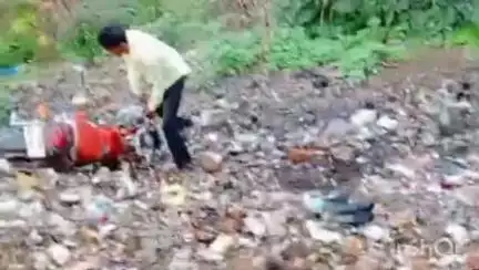 गुना नगर: सुठालिया रोड पर तेज रफ्तार बाइक पुलिया में गिरी, 2 लोग घायल, वीडियो वायरल