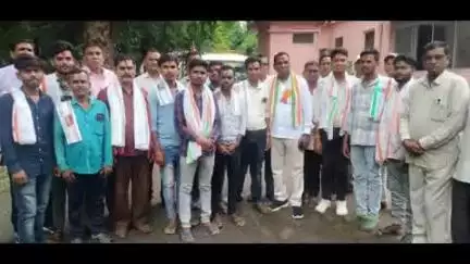 राजिम: देवभोग क्षेत्र में 20 लोगों ने थामा कांग्रेस का दामन, विधायक जनक ध्रुव ने गमछा पहनाकर किया स्वागत