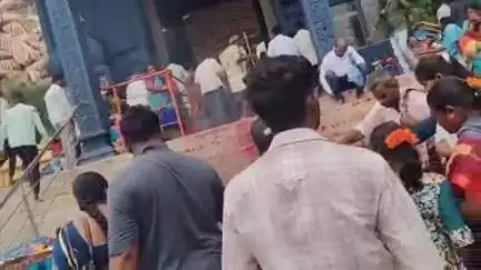 దేవరకద్ర: జిల్లాలో కురుమూర్తి ఆలయానికి ఆషాఢ మాసం అమావాస్య కావడంతో పోటెత్తిన భక్తులు