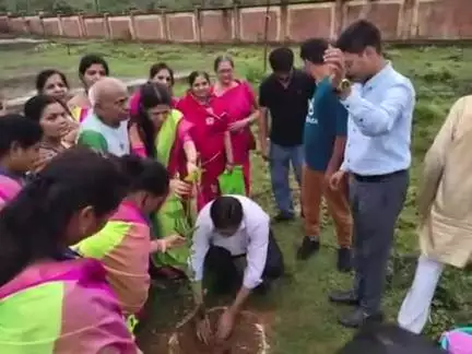टीकमगढ़: कलेक्टर ने मातृ पितृ छाया वृद्ध आश्रम का निरीक्षण किया, अधिकारियों को दिए निर्देश