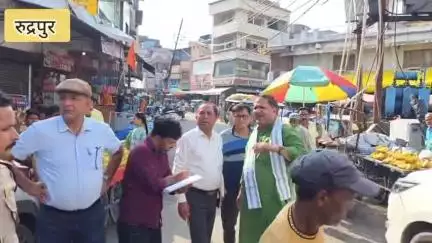 रुद्रपुर: ट्रांजिट शिवनगर के स्थानीय लोगों ने मेयर विकास शर्मा को झूलते बिजली के तारों की समस्या से कराया अवगत
