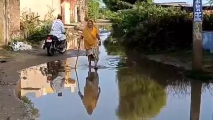 हुरड़ा: प्रतापपुरा गांव में सड़क एवं नालियों का निर्माण नहीं होने से वर्षा का पानी सड़क पर फैल रहा है कीचड़#Jan samasya