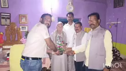 बास्तानार: डीमरापाल के माता रुक्मणी आश्रम पहुंचकर विधायक विनायक गोयल ने पद्मश्री धर्मपाल सैनी को दी बधाई