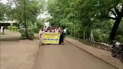 खंडवा नगर: पंचायत पेसा मोबिलाइजर कर्मचारी संघ ने खंडवा कलेक्ट्रेट में रैली निकाली