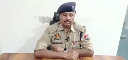 खबर औरैया से अयाना थाना क्षेत्र के अंतर्गत नाबालिक लड़की के साथ हुए दुष्कर्म के मामले में जानकारी देते क्षेत्राधिकारी