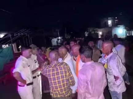 सहसपुर लोहारा: ग्राम सूरजपुरा में दो पक्षों के बीच जमकर हुआ हंगामा, विवाद बढ़ता देख मौके पर पहुंची डायल 112 की टीम ने मामला कराया शांत