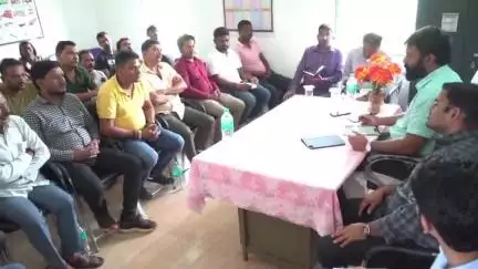 जशपुर: कलेक्टर ने दुलदुला के जनप्रतिनिधियों, सरपंच और आम नागरिकों के साथ संयुक्त बैठक में उनकी मांगों और समस्याओं की जानकारी ली