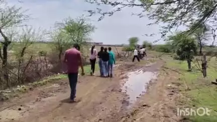 बदरवास: बदरवास कॉलेज जाने बाले मार्ग पर कीचड़ से छात्र परेशान,हाथों में चप्पल लेकर जाने को मजबूर छात्र
#jansmasya