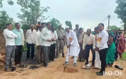 सालेकसा: टेकरी येथे डॉक्टर नामदेव किरसान यांचे स्थानिक खासदार निधीतून सी सी रोडचे भूमिपूजन