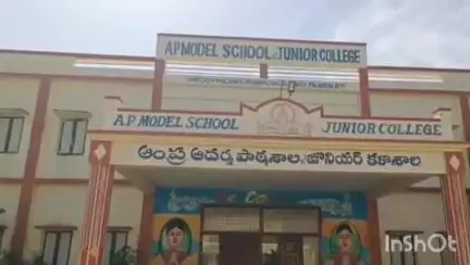 రొంపిచర్ల మోడల్ స్కూల్ విద్యార్థులకు ట్రిపుల్ ఐటీ సీట్లు హర్షం వ్యక్తం చేస్తున్న తల్లిదండ్రులు