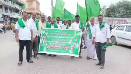 ಬಾಗೇಪಲ್ಲಿ: ಮಾವು ಬೆಳೆಗಾರರಿಗೆ ಕನಿಷ್ಠ ಬೆಂಬಲ ಬೆಲೆ ಒತ್ತಾಯಿಸಿ ಎ ಪಿ ಎಂ ಸಿ ಮಾರ್ಕೆಟ್ ಬಳಿ ರೈತ ಮುಖಂಡರ ಪ್ರತಿಭಟನೆ.