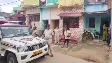 ଆସିକା: କୋଟିନଡା ଓ ଆସିକା ଥାନା ଇଲାକାର ବହୁ ପଳାତକ ଅପରାଧୀ ଙ୍କ ଘର ଆଗରେ ସମନ ନୋଟିସ ଲଗାଇଲା ପୋଲିସ