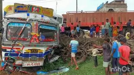 गिधौर: छतरपुर मोड़ के पास तेज रफ्तार में दो ट्रक आपस में भिड़े, चालक और उपचालक बाल-बाल बचे