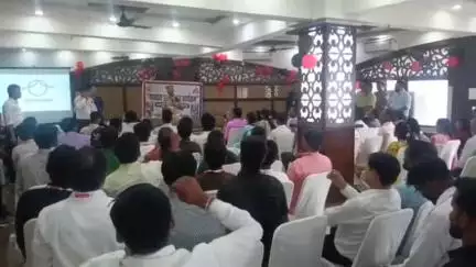 शाहजहांपुर: प्रभारी यातायात विनय कुमार ने बरेली मोड़ स्थित मलिक रिसॉर्ट में लोगों को यातायात नियमों के प्रति जागरूक किया