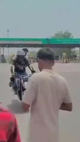 हसनगंज: नवाबगंज टोल प्लाजा के पास स्पोर्ट्स बाइक से युवकों का स्टंट करते हुए वीडियो सोशल मीडिया पर हुआ वायरल