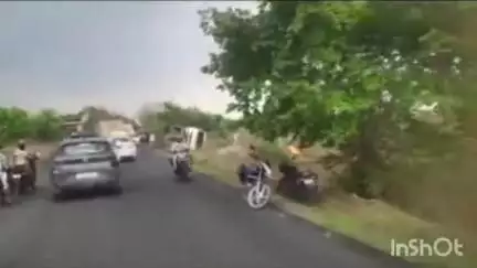 मेजा: मेंजा पहाड़ी पर अचानक अनियंत्रित होकर ओवरलोड ट्रक पलटी, आवागमन बाधित, चालक बाल-बाल बचा