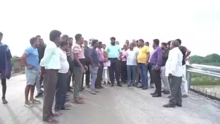 जशपुर: कलेक्टर ने दुलदुला स्थित नव निर्मित पुलिया के सामने बने बिजली खम्भे को शिफ्ट करने के दिए निर्देश