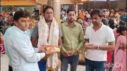 उज्जैन ग्रामीण: विश्व प्रसिद्ध बाबा महाकाल मंदिर में हरियाणा के श्रद्धालु ने बाबा महाकाल को 5 किलो चांदी का मुकुट अर्पित किया