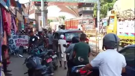 नौतनवा: भारतीय सीमा के सोनौली बॉर्डर पर चेकिंग करते हुए देखे गए दो नेपाली पुलिस