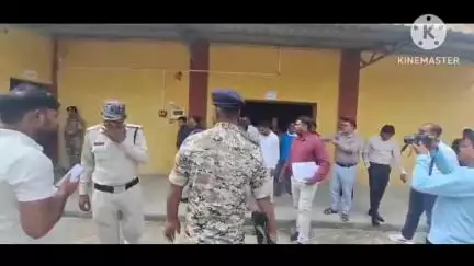 सारंगढ़ में ईवीएम वेयरहाउस का कलेक्टर ने अन्य अधिकारियों और राजनीतिक दलों के नेताओं के साथ किया त्रैमासिक निरीक्षण