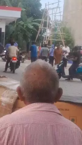 मवाना: कस्बा फलावदा के पेट्रोल पंप पर मामूली कहासुनी के बाद जमकर थप्पड़ बाजी, वीडियो हो रहा है वायरल
