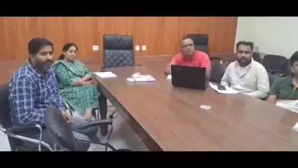 कलैक्ट्रैट सभागार में आधार कार्ड और नेटवर्किंग के संबंध में वीडियो कॉन्फ्रेंसिंग का आयोजन किया गया