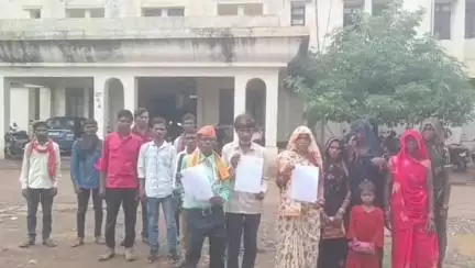 पन्ना: भगेपुरा के आदिवासी किराए की बस से कलेक्ट्रेट पहुंचे, लाउडस्पीकर से सुनाई अपनी समस्याएं