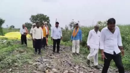 अर्धापूर: कोंढा येथील पांदन रस्त्याचे काम न करताच गुत्तेदार व मजुरांनी बिल उचलल्याचा शेतकऱ्यांचा आरोप
