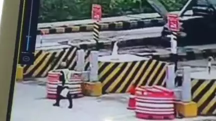 गढ़बोर: मांडावाडा टोल नाके पर बड़ा हादसा, बीकानेर से आ रही कार टोल प्लाजा से टकराकर पलटी, 5-6 लोग घायल