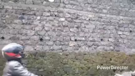 नैनीताल: नैनीताल के मल्लीताल स्थित एक स्कूल के समीप सुरक्षा दीवार टूटकर सड़क पर गिरी