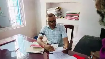 पचरुखी: पचरुखी में वेतन विसंगति दूर करने और पुरानी पेंशन की मांग को लेकर कर्मचारियों ने काला बिल्ला बांधकर किया काम