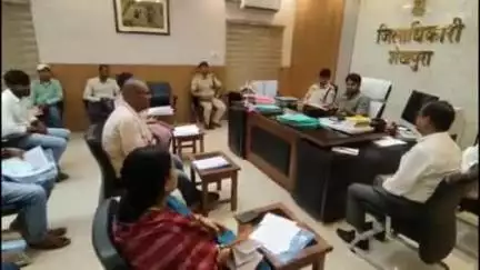 शेखपुरा: 1 जुलाई से 30 सितंबर तक चलने वाले मतदान सूची के पुनरीक्षण अभियान को लेकर डीएम ने जनप्रतिनिधियों के साथ की बैठक